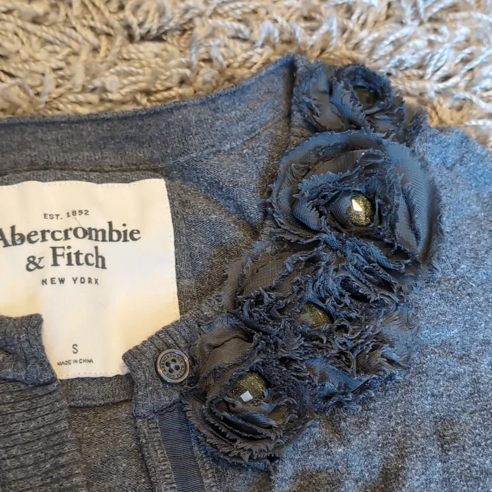 ⭐2/$20 Abercrombie & Fitch Gray Cardigan - Picture 3 of 6